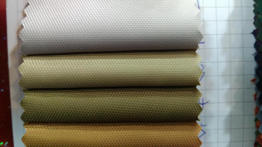 此布料成分为聚酯纤维涤纶,系平纹组织牛津布面结构,产品经喷水机织造